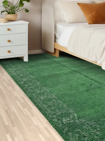 Rich Green Carpet with Timeless Vintage Charm and Elegance 5x8