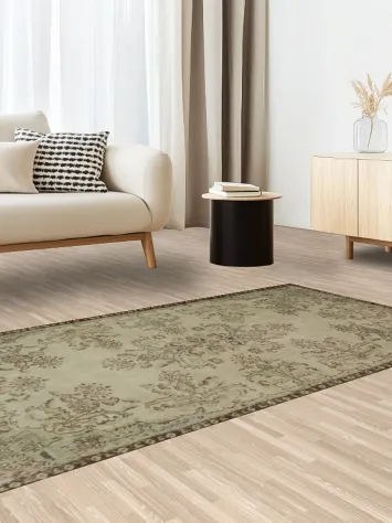 Beautifully Crafted Traditional Rug with Floral Motif Design 4x7