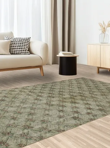 Elegant Vintage Patterned Rug with Subtle Geometric Accents 5x8