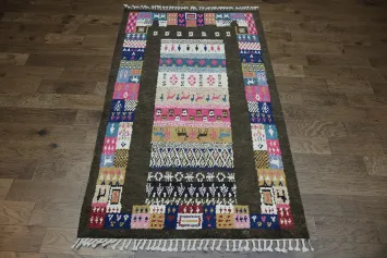 Handcrafted Artistic Area Rug: A Fusion of Traditions and Style 5x8