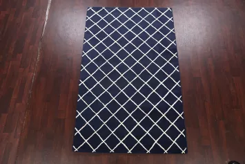 Elegant Navy and White Diamond Patterned Rug for Modern Living 5x8
