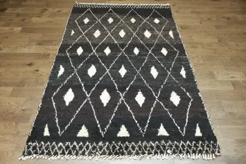 Stylish Geometric Diamond Rug in Black and White for Modern Living Rooms 6x10 ft