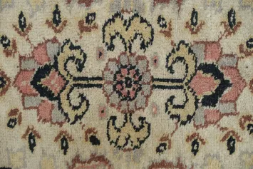 Vintage Inspired Area Rug with Intricate Floral Detailing 6x10