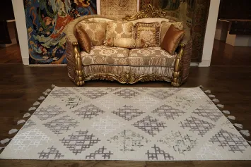 Elegant Diamond Motif Modern Rug in Soft Neutral Colors 5x7