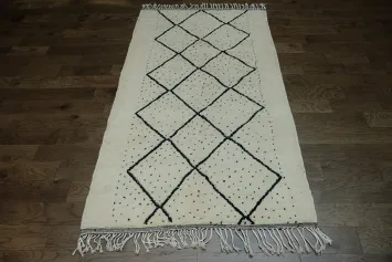 Intricate Black and White Diamond Rug Design 5x9