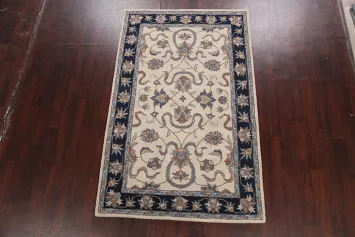 Hand-tufted Ivory/Navy Agra Area Rug 5x8
