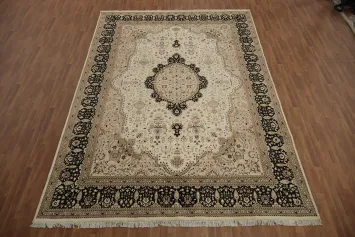 Luxurious Rectangular Rug with Ornate Central Medallion 10x14