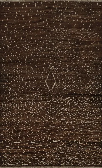 Sleek Moroccan Area Rug 6x9 Adorned with Unique Central Diamond