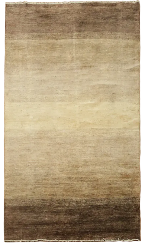 Versatile Neutral Shade Rug with Soft Color Transitions 5x8