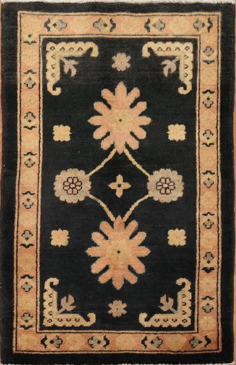 Luxurious Black and Beige Oriental Rug for Stylish Interiors 2x3