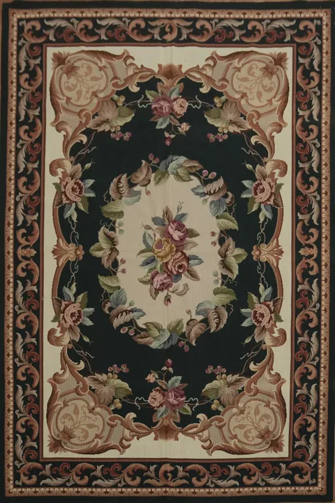 Luxurious Rectangular Rug Embellished with Roses and Stylish Borders 6x9