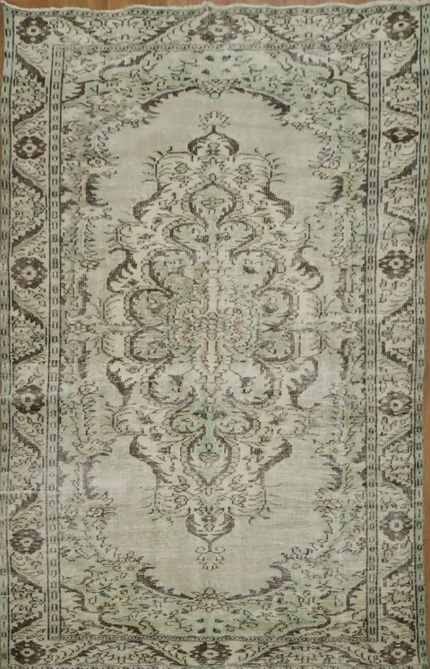 Vintage-inspired floral Anatolian Oriental Area Rug 6x9
