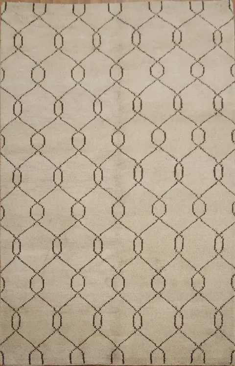 Elegant beige rug with thick, luxurious pile texture 5x8