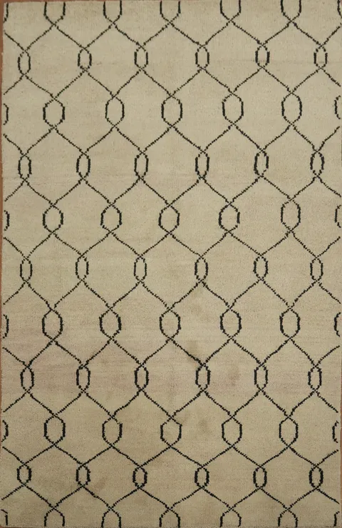Stylish beige carpet featuring contemporary chain design 5x8