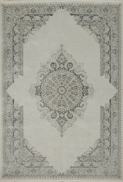 Luxurious Ivory and Gray Rug with Central Medallion Pattern 5x8