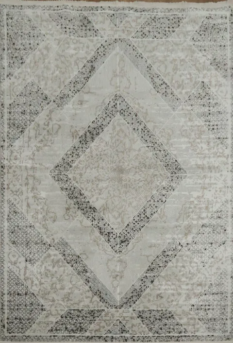 Neutral Gray and Beige Rug with Unique Diamond Motif 5x8