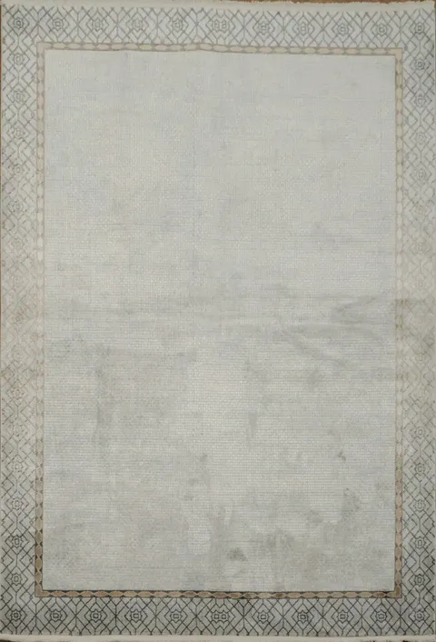 Timeless Grey Rug Featuring a Discreet Geometric Border 5x8