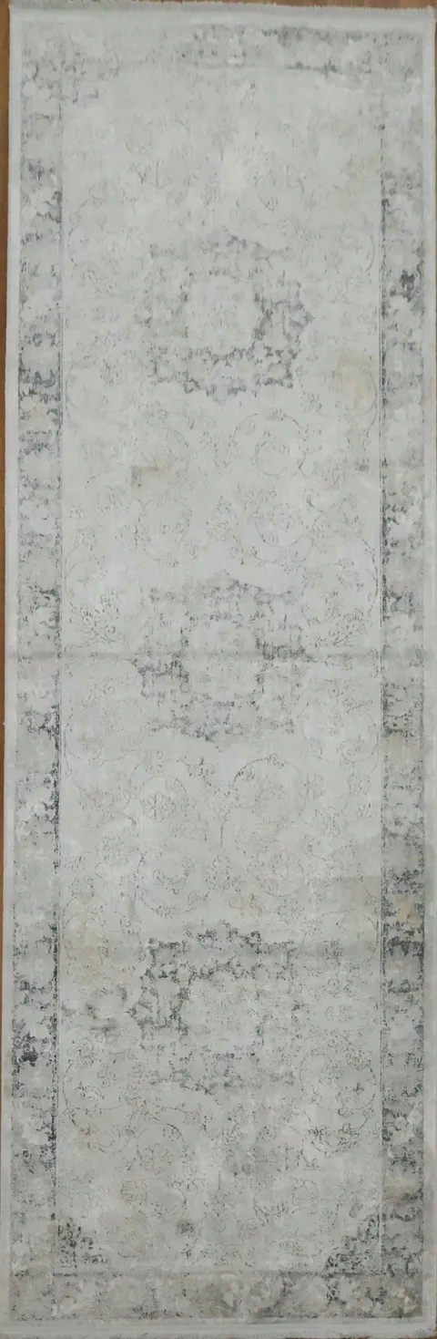 Subtle Gray Tones in Vintage-Style Rug for Modern Spaces 3x10