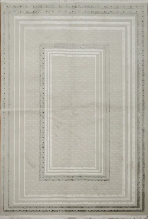 Modern Sophistication: Elegant Off-White Rug with Geometric Design 5x8