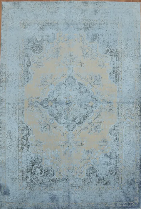 Classic Intricate Patterned Rug in Soft Blue and Beige 5x8
