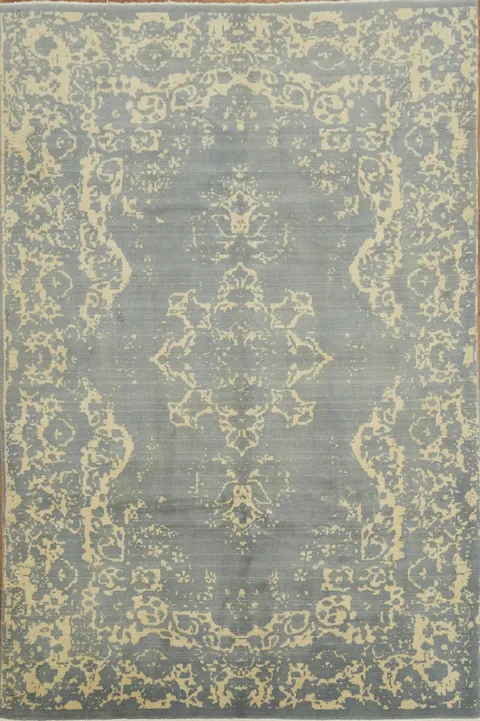 Elegant cream and grey rug perfect for living spaces 7x10