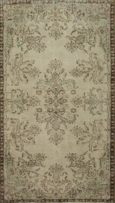 Beautifully Crafted Traditional Rug with Floral Motif Design 4x7