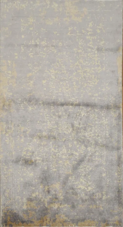 Stylish Gray Rug Featuring Minimalistic Gold Accents