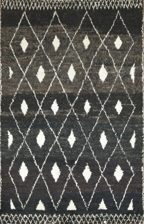 Stylish Geometric Diamond Rug in Black and White for Modern Living Rooms 6x10 ft