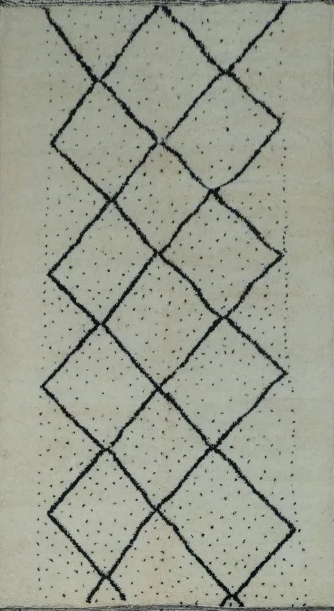 Intricate Black and White Diamond Rug Design 5x9