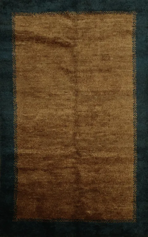 Luxurious Contemporary Area Rug 5x8 with Subtle Dark Edges
