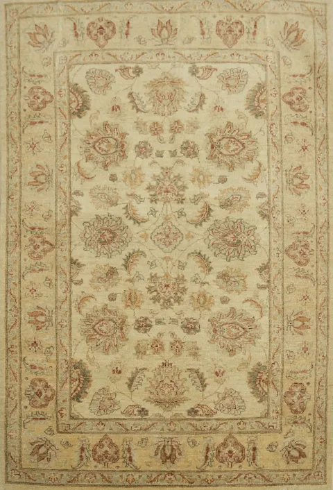 Elegant Traditional Beige Rug with Classic Motif Design 4x6