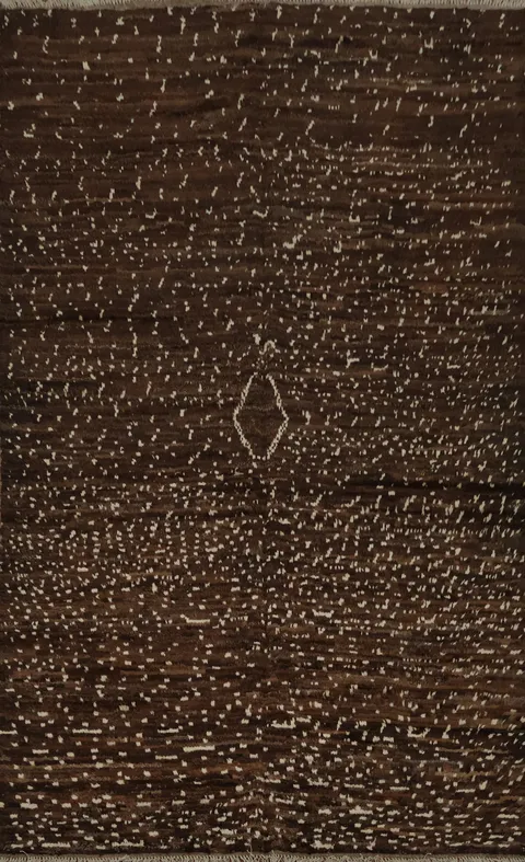 Sleek Moroccan Area Rug 6x9 Adorned with Unique Central Diamond